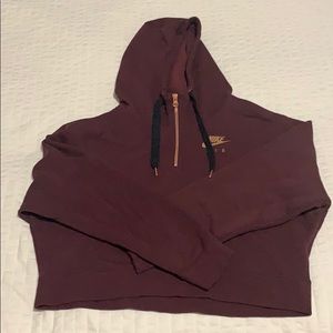 Nike Cropped Sweater in burgundy